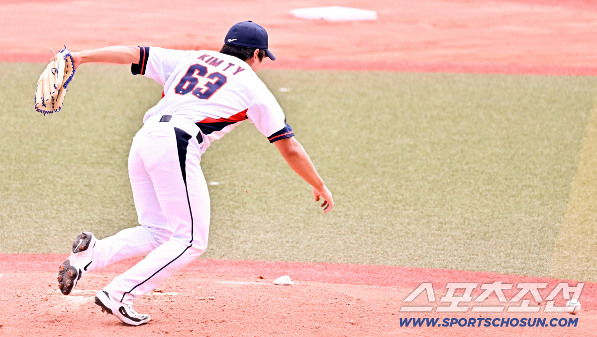 '얼굴 직격할 뻔' 154㎞ 김택연, 글러브 스치며 살았다...모두가 얼…