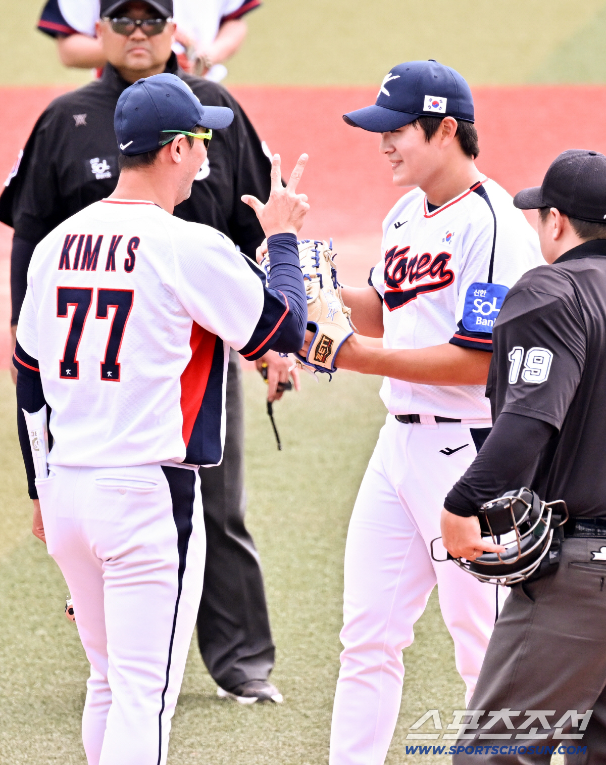 '얼굴 직격할 뻔' 154㎞ 김택연, 글러브 스치며 살았다...모두가 얼…