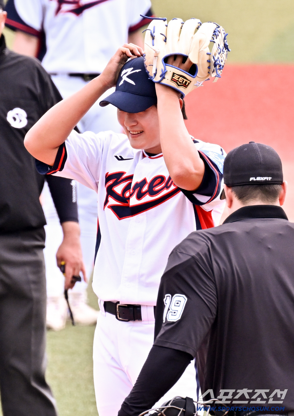 '얼굴 직격할 뻔' 154㎞ 김택연, 글러브 스치며 살았다...모두가 얼…