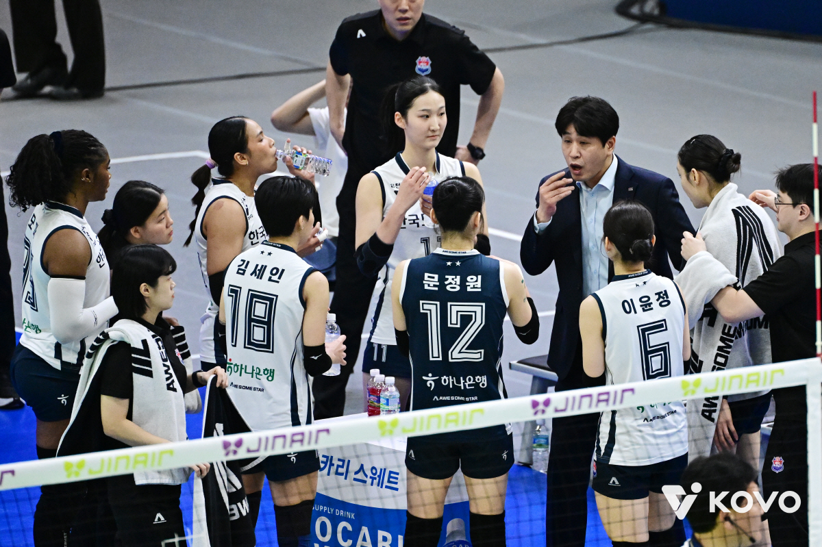 '부상에 눈물 펑펑' 도로공사 1패 이상의 충격…'진땀승' 현대건설 1위…