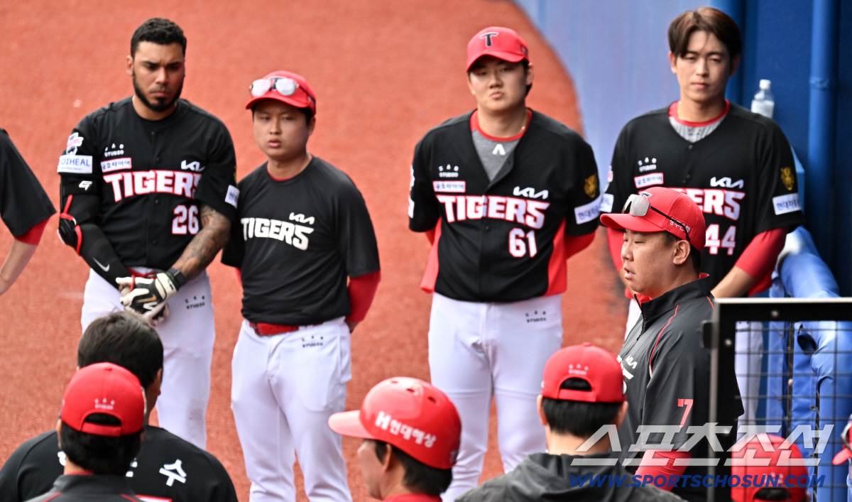 5선발 시험대서 무너진 김태형...4볼넷 난조→이범호 감독, 경기 직후 …