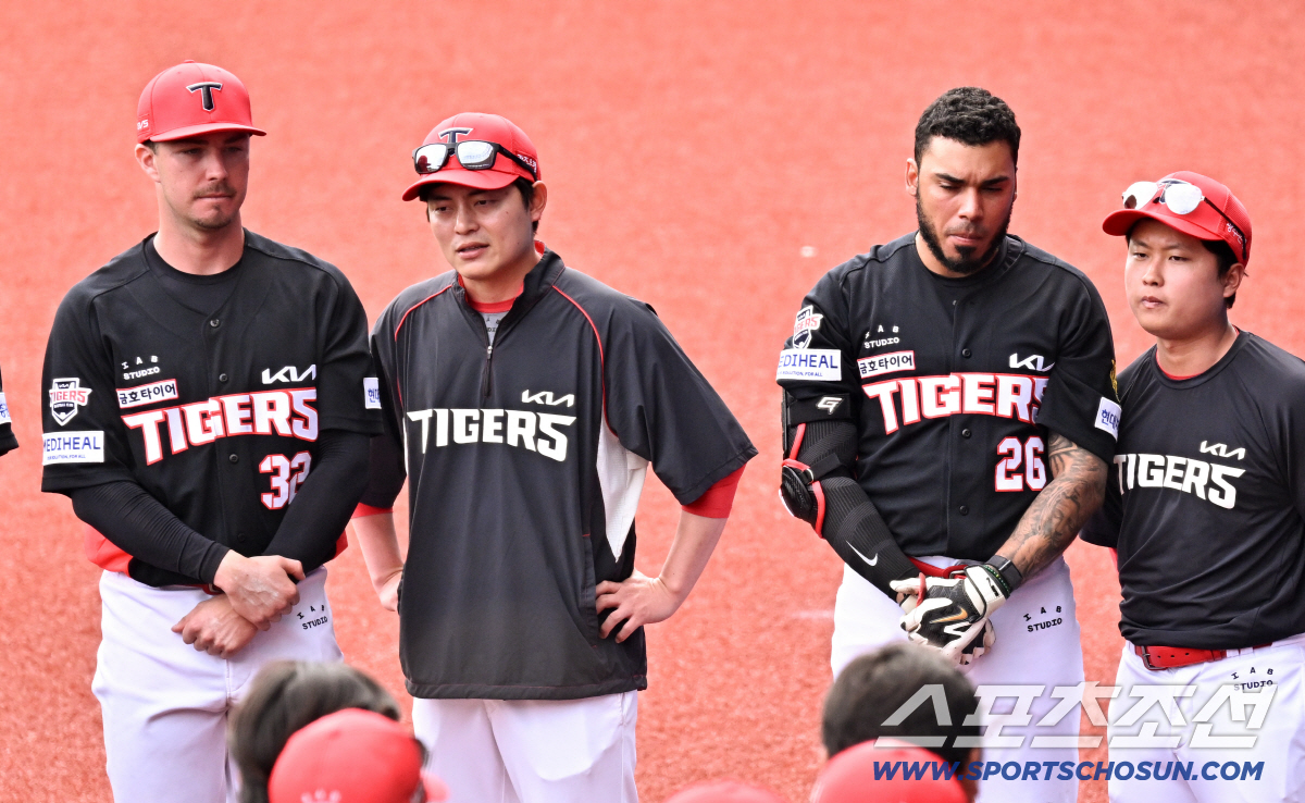 5선발 시험대서 무너진 김태형...4볼넷 난조→이범호 감독, 경기 직후 …