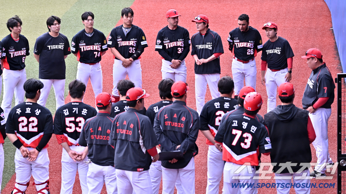 5선발 시험대서 무너진 김태형...4볼넷 난조→이범호 감독, 경기 직후 …