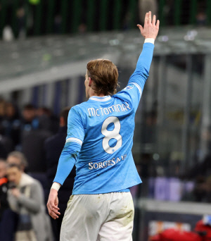 '떠난 사람 안 부른다' 맨체스터 유나이티드, '탈맨유 최대 수혜자'인 나폴리 황태자 MF 1360억 재영입설 강력 반박..맥토미니 '나도 갈 마음 없다'