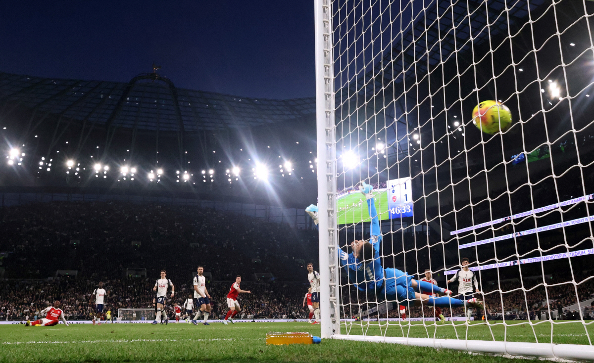 '수호신+빛카리오'로 불렸는데→골키퍼 충격 방출! '돌풍의 랑스 수문장'…