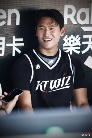 허리 든든해졌다! 봄을 기다리는 KT, 최강 선발진 → 두터워진 필승조 '날개' 달았다 [SC포커스]