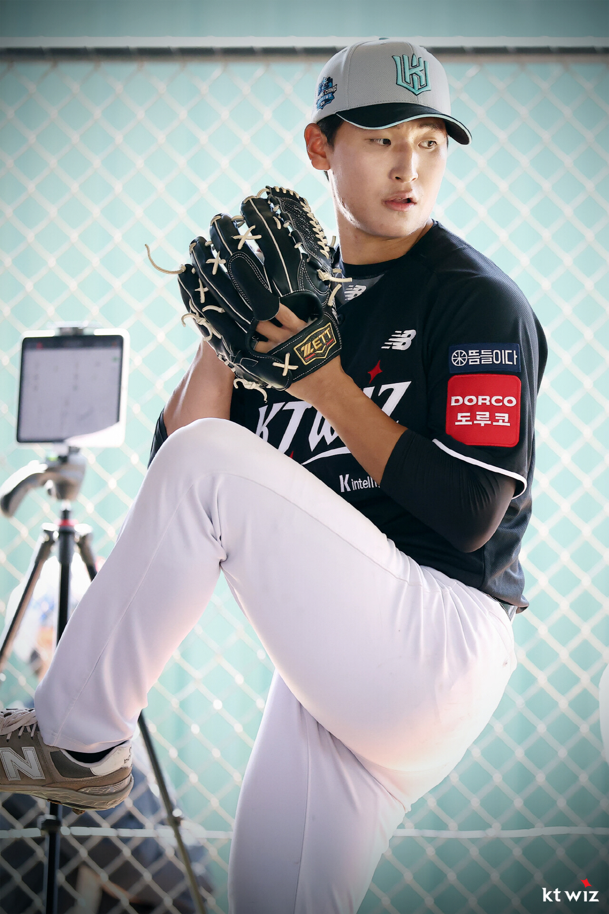 허리 든든해졌다! 봄을 기다리는 KT, 최강 선발진 → 두터워진 필승조 …