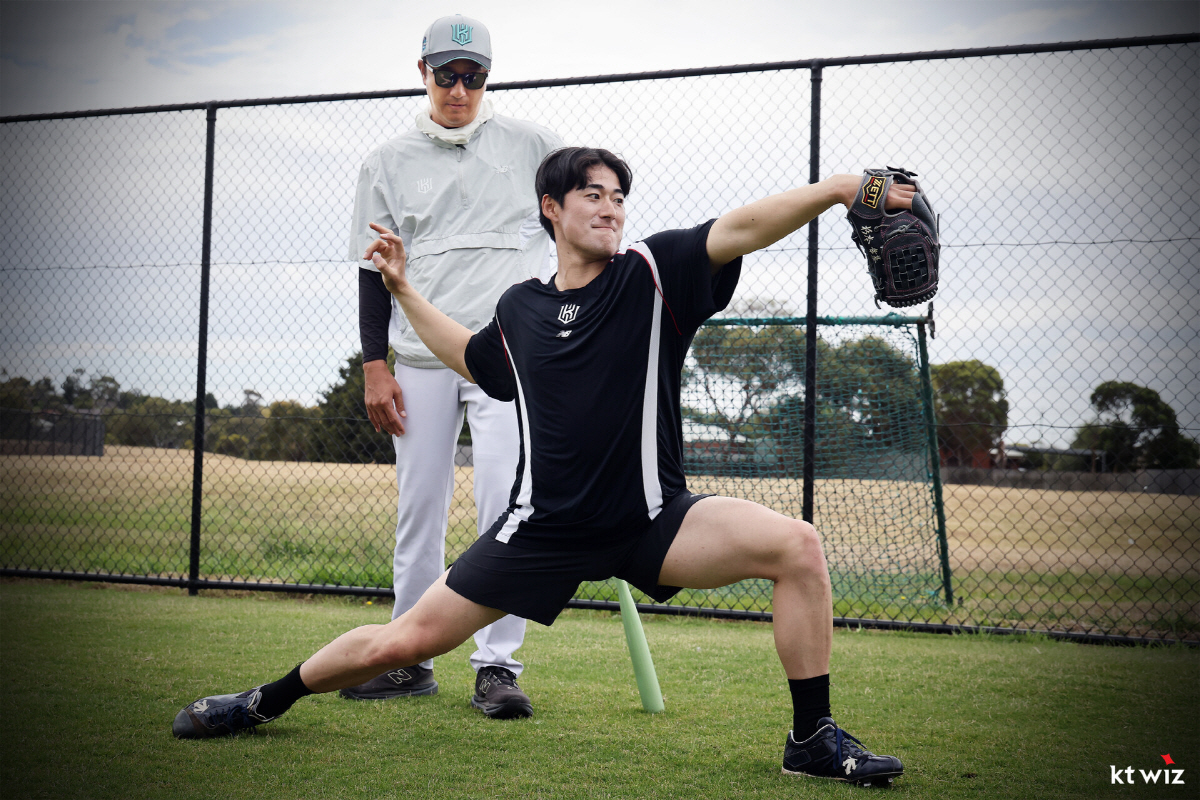 허리 든든해졌다! 봄을 기다리는 KT, 최강 선발진 → 두터워진 필승조 …