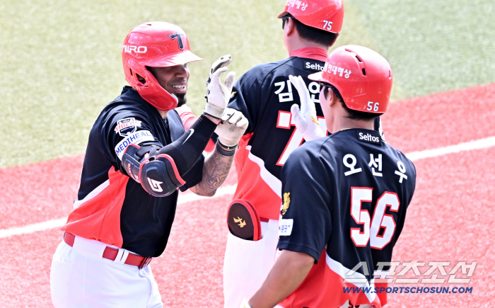 이러니 35홈런 떠나보냈지…글러브만 4개 챙겼다! 첫 경기부터 무력시위 "컨디션 100%" 자신 [오키나와 현장]