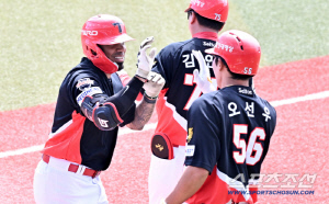 이러니 35홈런 떠나보냈지…글러브만 4개 챙겼다! 첫 경기부터 무력시위 