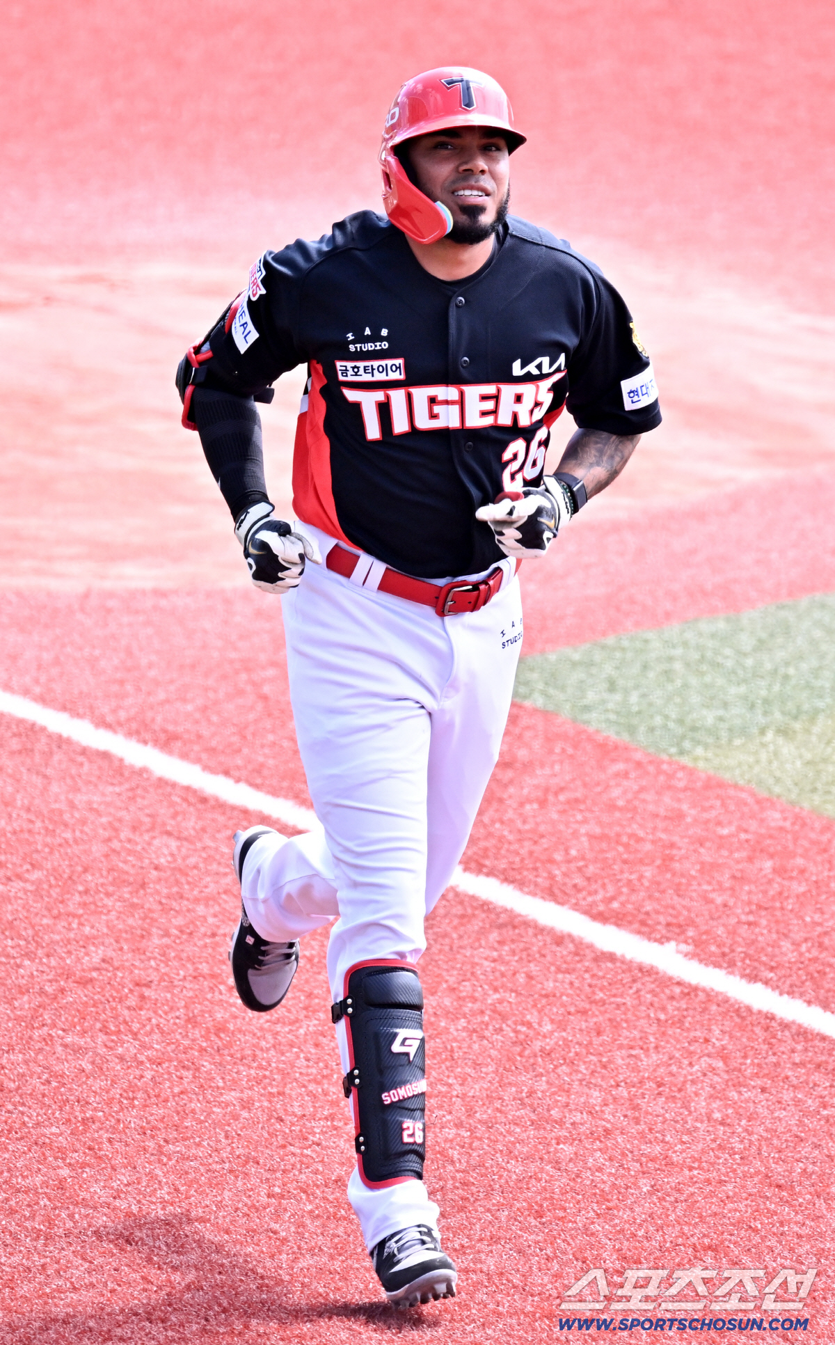 이러니 35홈런 떠나보냈지…글러브만 4개 챙겼다! 첫 경기부터 무력시위 …