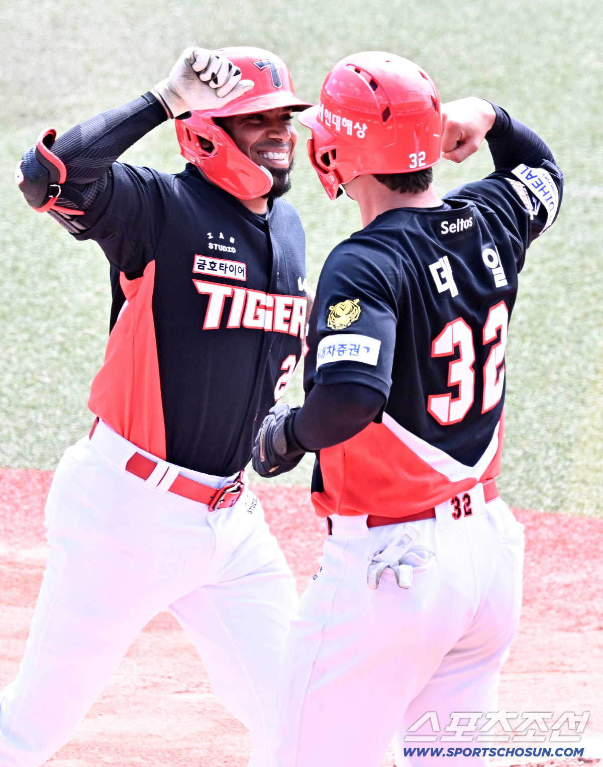 이러니 35홈런 떠나보냈지…글러브만 4개 챙겼다! 첫 경기부터 무력시위 …