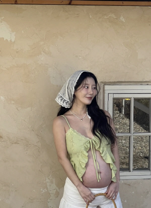 '둘째 임신' 나비, 브라렛 하나 입고 D라인 노출..늘씬한데 배만 볼록