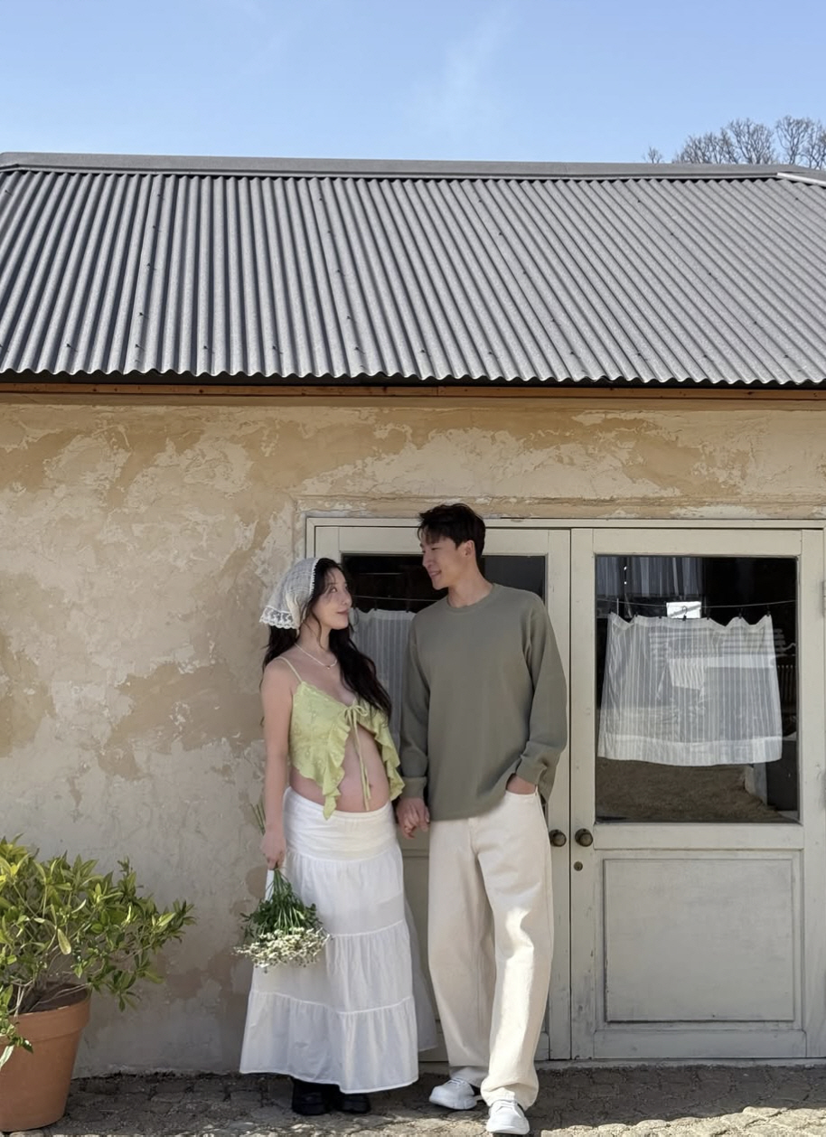 '둘째 임신' 나비, 브라렛 하나 입고 D라인 노출..늘씬한데 배만 볼록