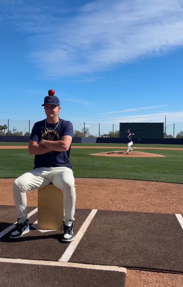 "조작 아냐?" 167㎞ 강속구로 머리 위 사과 '쾅'…밀워키 선수들의 …