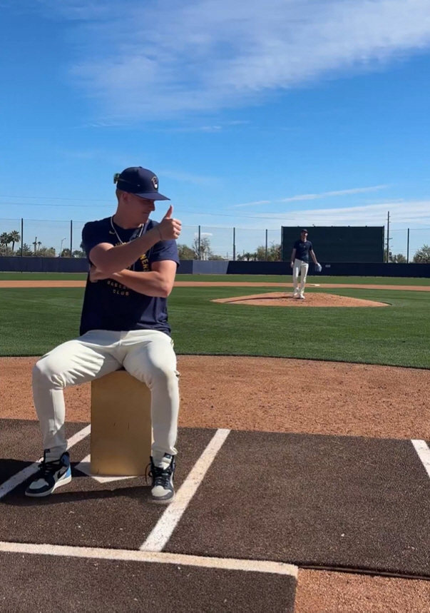 "조작 아냐?" 167㎞ 강속구로 머리 위 사과 '쾅'…밀워키 선수들의 …