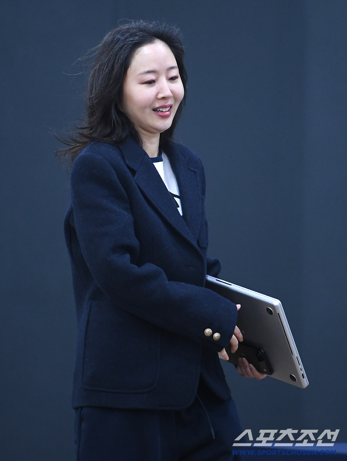 '256억 포기' 민희진, '퇴출' 다니엘 감쌌다.."멤버들 무대·법정 …