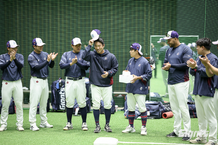 주장 생일 케이크를 바닥에 쏟았다! → 어수선한 롯데, 이것으로 '액땜'일까 [미야자키 현장]