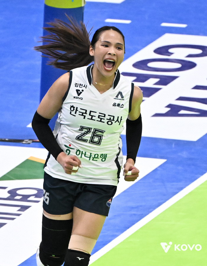 봄배구 코앞인데 발목 인대파열이라니…도로공사 타나차, 챔피언결정전에는 볼 수 있을까