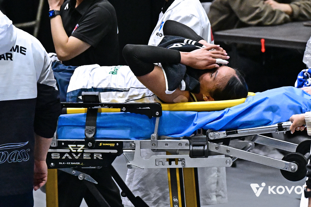 봄배구 코앞인데 발목 인대파열이라니…도로공사 타나차, 챔피언결정전에는 볼…