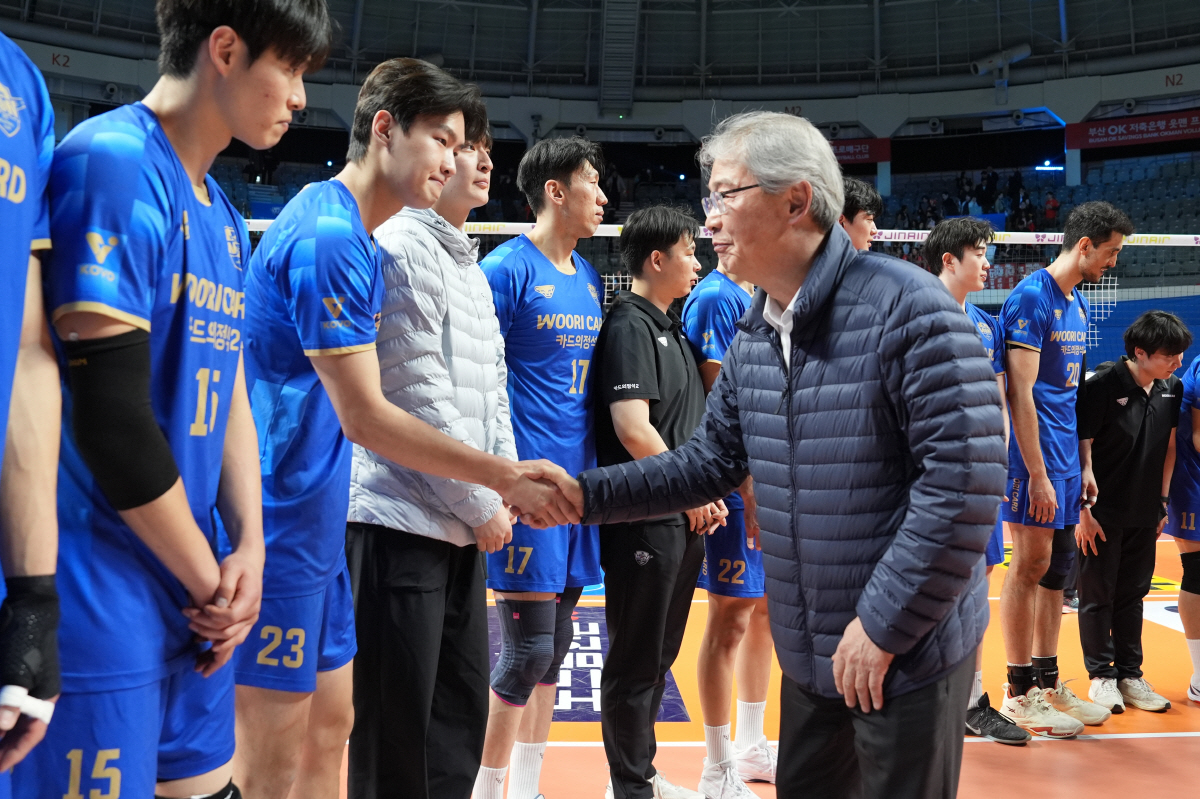 회장님 오신날, 화끈하게 이겨버렸다...우리카드, 파죽의 5연승 '봄 배…