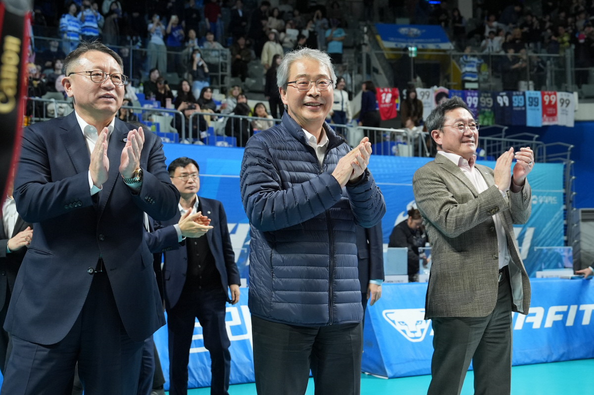 회장님 오신날, 화끈하게 이겨버렸다...우리카드, 파죽의 5연승 '봄 배…