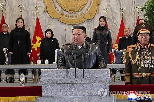 北, 이례적으로 무기없는 열병식…김정은, 주애와 참관(종합)