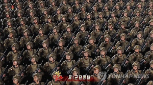 김정은, 당대회 열병식서 