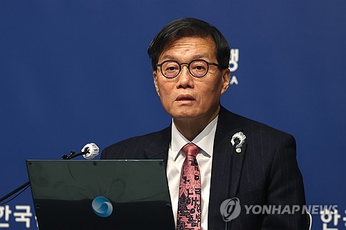 한은 총재 "수도권 집값 더 지켜봐야…환율도 안심하기 일러"(종합)