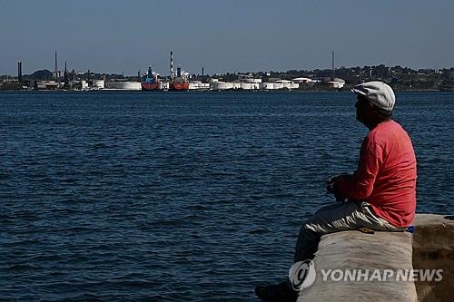 美, 쿠바 경제위기에 베네수엘라산 석유 판매 허용