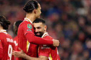 英 단독! 살라 계약기간 꽉 채우고 'FA 유력'→'주급 8억' 리버풀 꿀통 못 버려…사우디에 못 팔면, 구단 손해 막심