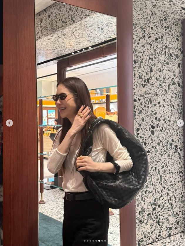 고현정, 가방이 더 커 보이는 '뼈마름'…"건강 괜찮나" 걱정 가득