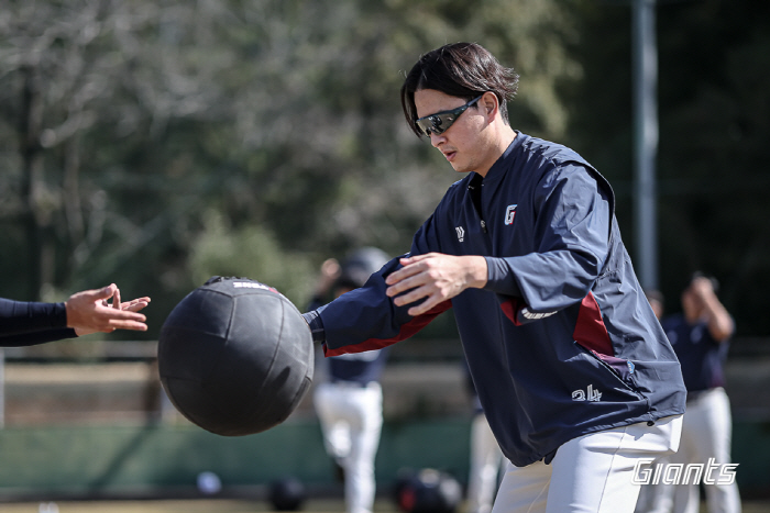 '차량 전손 사고' 김원중, 연습경기 안 던진다 → "개막에는 어떻게든 …