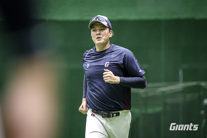 '차량 전손 사고' 김원중, 연습경기 안 던진다 → "개막에는 어떻게든 …