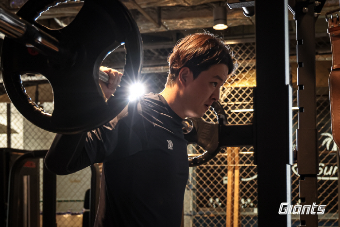 '차량 전손 사고' 김원중, 연습경기 안 던진다 →