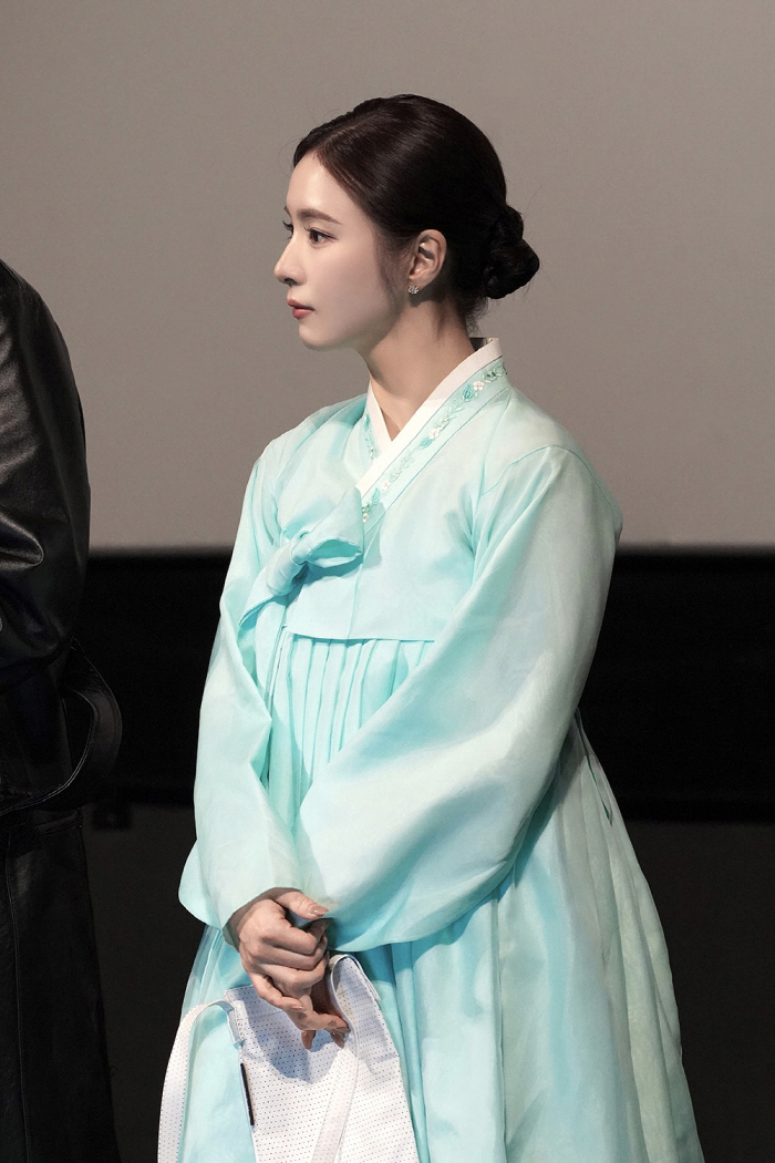 "세경씨 무서운 사람이네"…'휴민트' 신세경, 그 어렵다는 '옥색 한복'까지 찰떡 소화