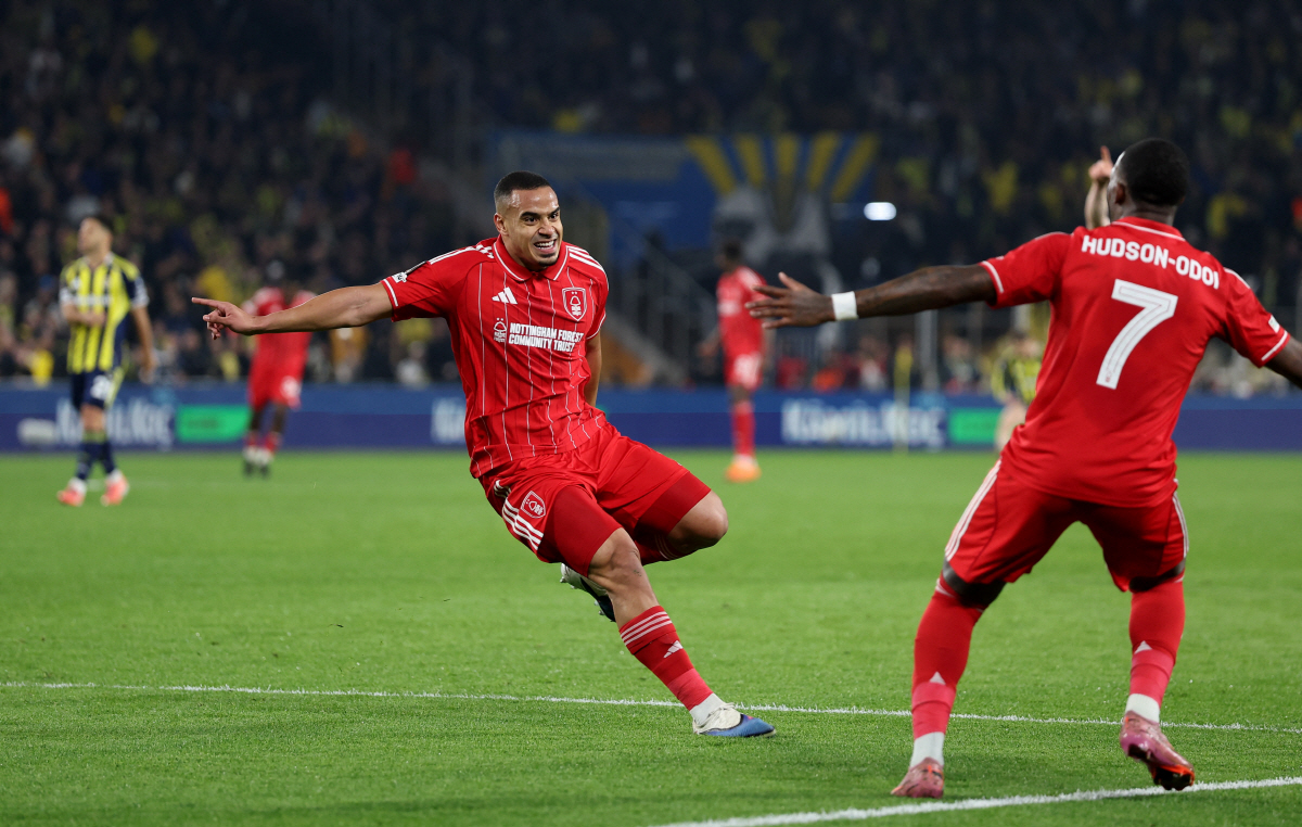 '캐릭, 여름 큰 선물 기대해' 맨유 '재창단'급 팀 리모델링에 3억파운…