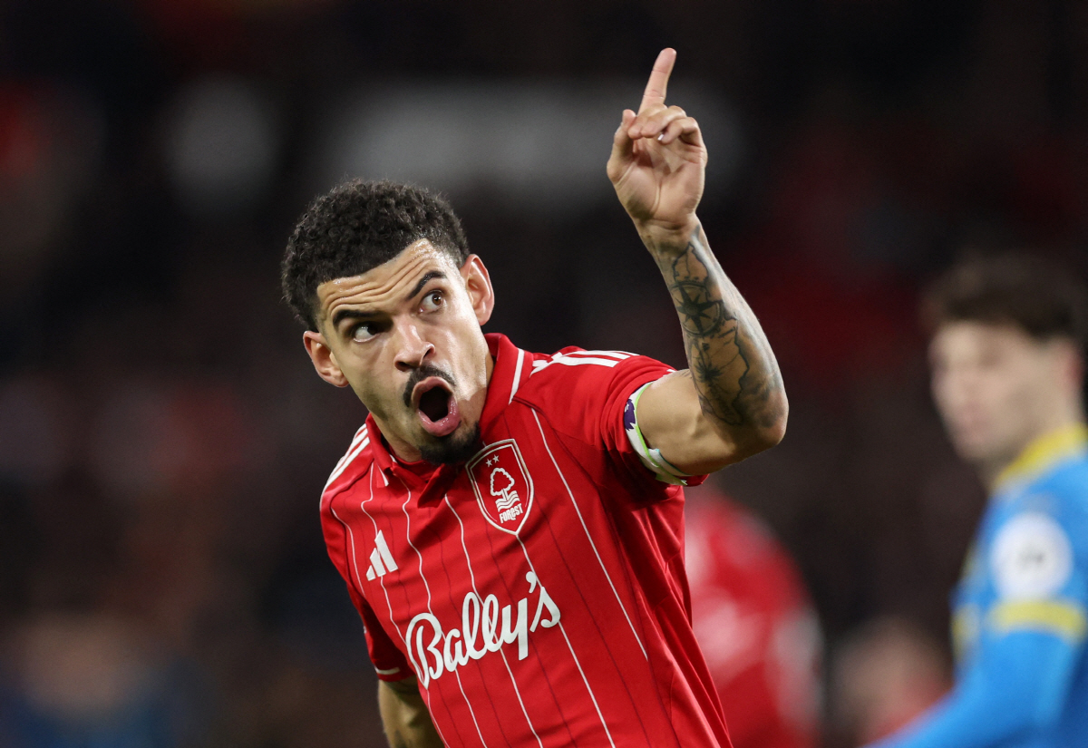 '캐릭, 여름 큰 선물 기대해' 맨유 '재창단'급 팀 리모델링에 3억파운…