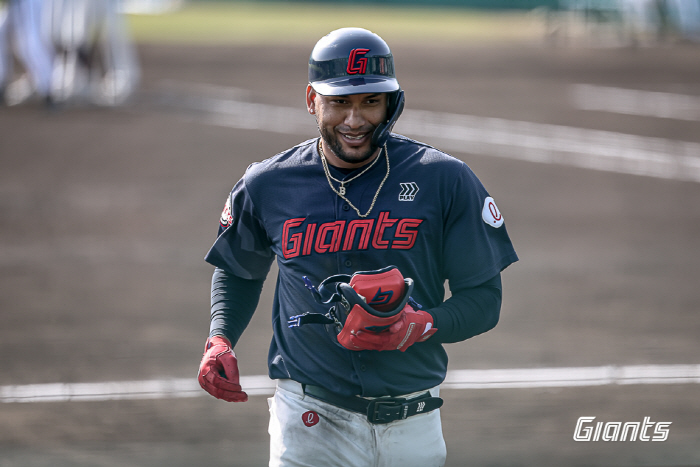 롯데 레이예스 살아있네! 1회초 선두타자 홈런 쾅! →52억 이영하 공략 [미야자키 현장]