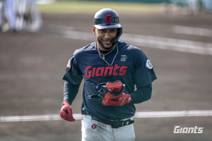 롯데 레이예스 살아있네! 1회초 선두타자 홈런 쾅! →52억 이영하 공략 [미야자키 현장]