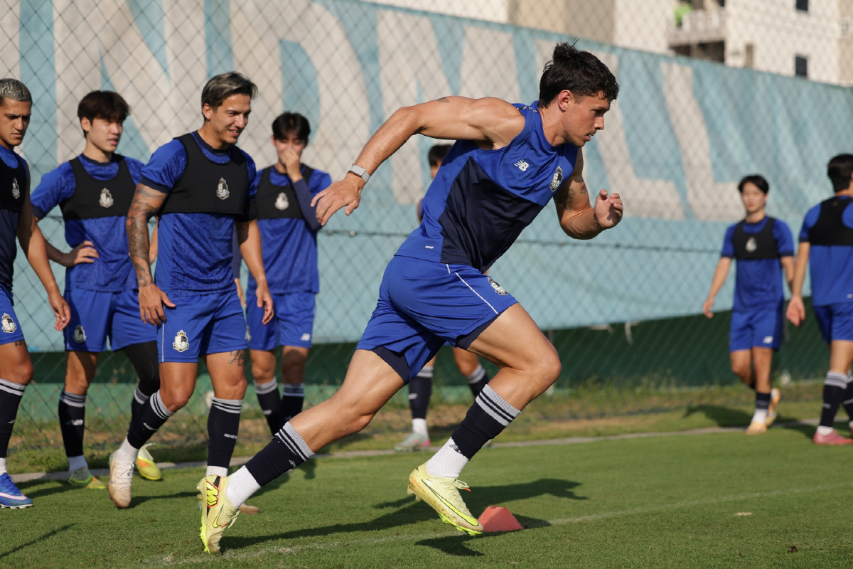 '더 젊고 강해진' 서울 이랜드, 김도균 감독 3년차 승격 시동 걸었다