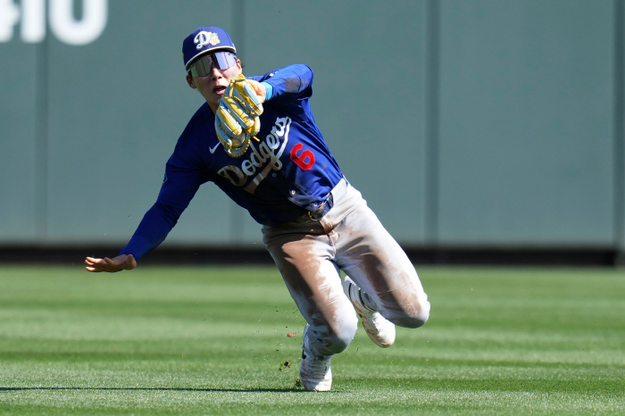 '공포의 5할 타자' 김혜성, 2026시즌 진짜 일낸다→그런데 주전은 'WS의 기적' 로하스?…에드먼 빈자리 '경쟁 과열'