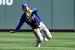 '공포의 5할 타자' 김혜성, 2026시즌 진짜 일낸다→그런데 주전은 'WS의 기적' 로하스?…에드먼 빈자리 '경쟁 과열'