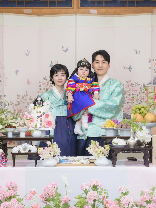 심형탁♥사야, '꼬마 도령' 子 하루 돌잔치...완전체 가족사진