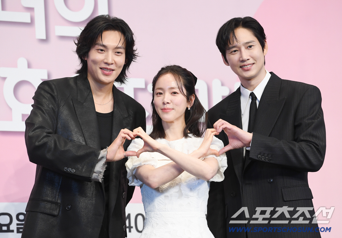 [SC현장] 한지민 로맨스 재도전·박성훈 복귀 카드 ‘미혼남녀의 효율적 …