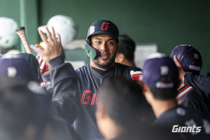 '6-2 노게임' 승리 만루포 날아갔는데 왜 웃지? → 롯데 김민성 너스레 