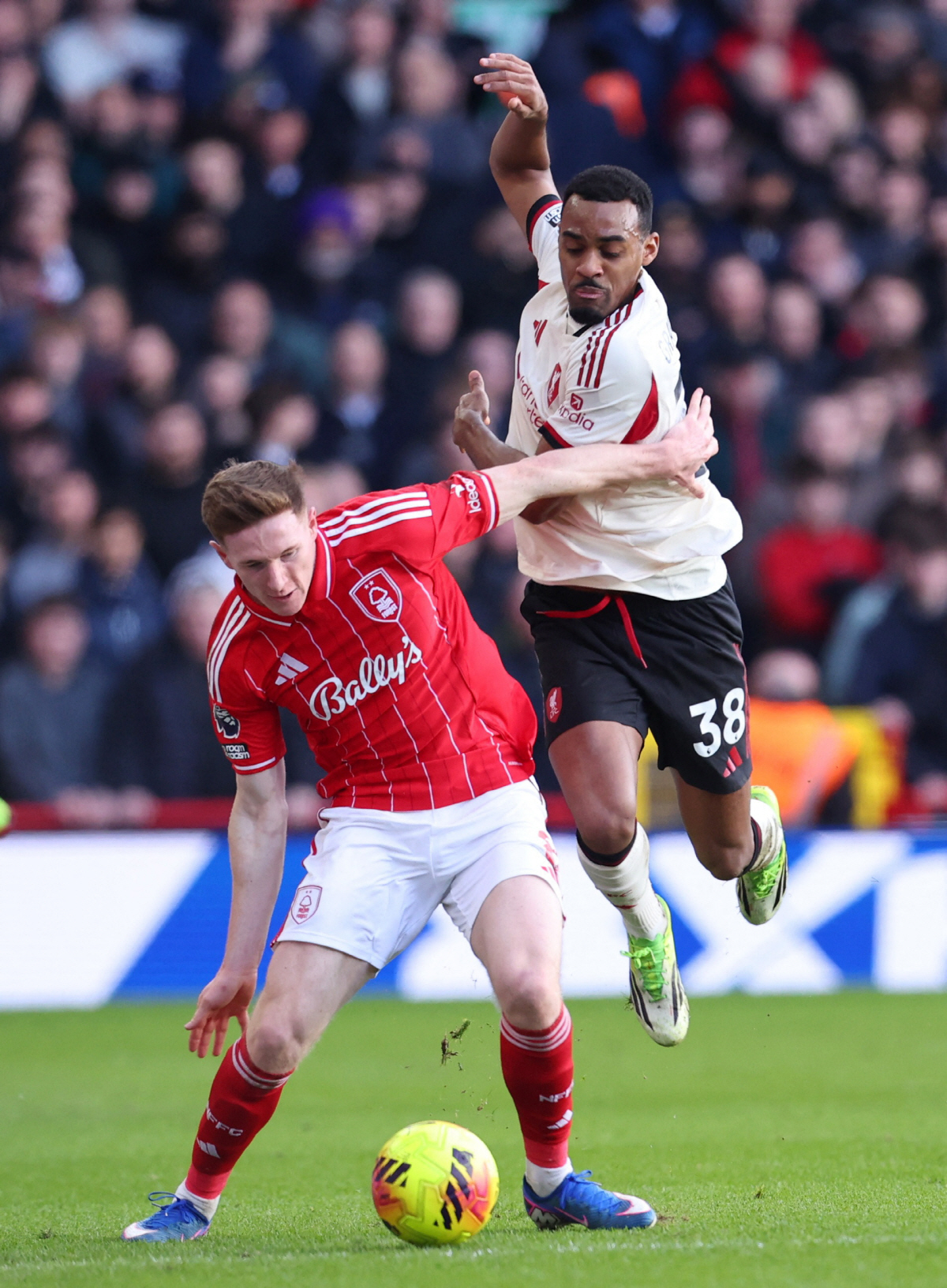 "캐릭, 이 두 미드필더를 꼭 영입해" 박지성 절친 맨유 레전드 수비수의…