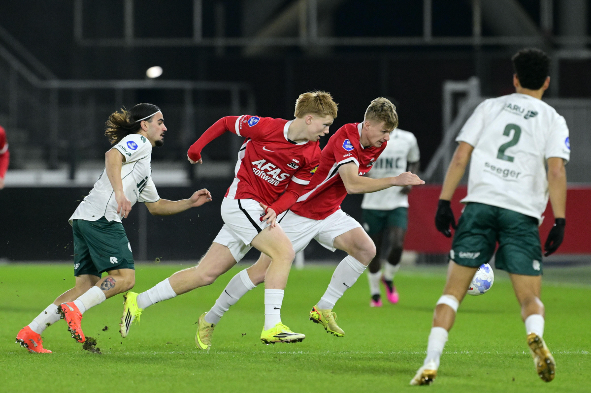 "캐릭, 이 두 미드필더를 꼭 영입해" 박지성 절친 맨유 레전드 수비수의…