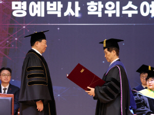 과학기술 기반 가치 창출·ESG경영 실천 등 공로…신동빈 롯데 회장, KAIST 명예박사 학위 받아