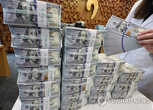 달러-원, 야간서 1,430원 돌파 마감…위험회피에 10원 넘게 뛰기도